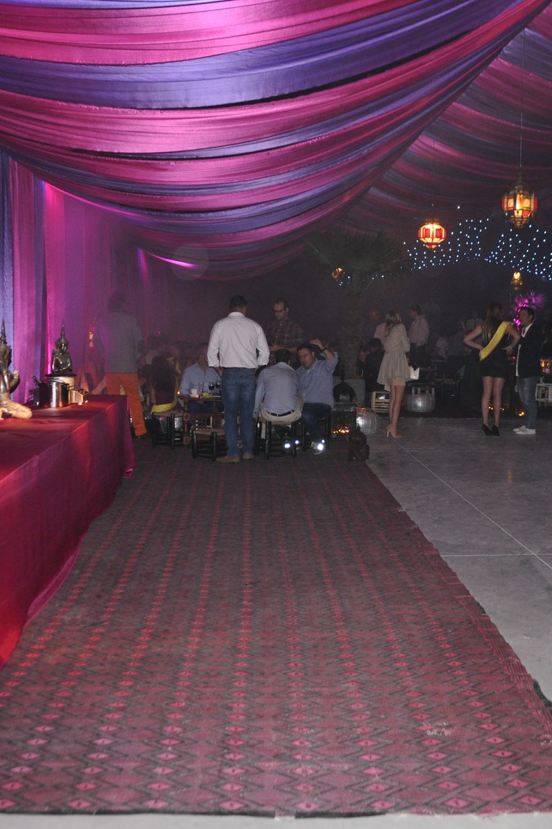 Feesttent met paarse en roze doeken