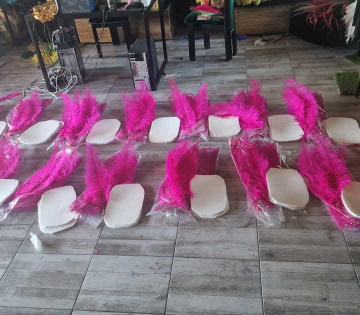 Roze tafelaankleding en transparante stoelen