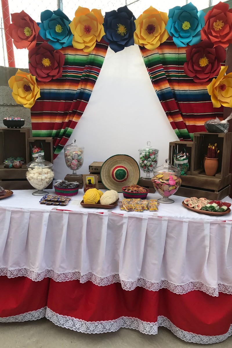 Mexicaanse feesttafel met kleurrijke decoratie