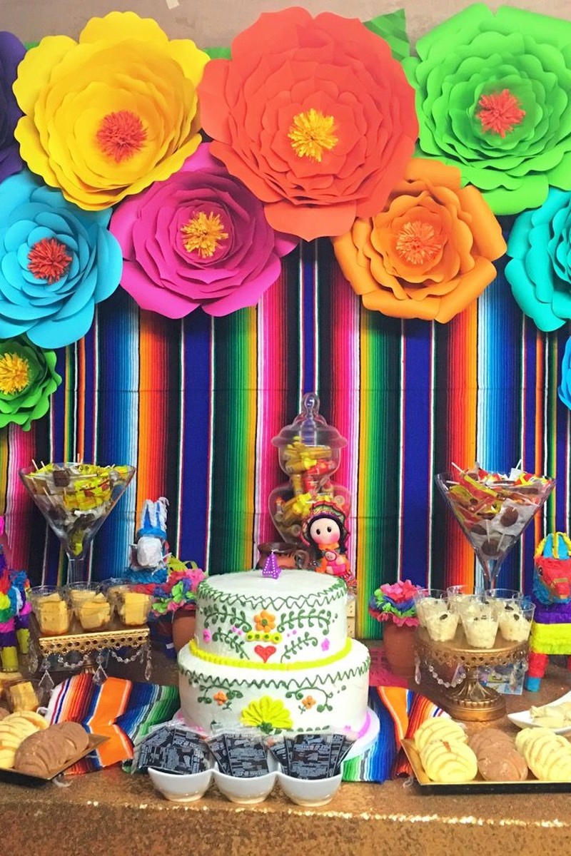 Feesttafel met kleurrijke papieren bloemen