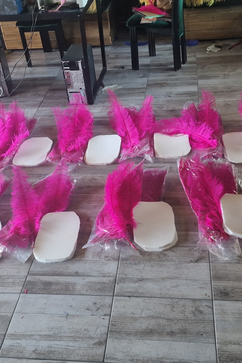 Roze tafelaankleding in een lichte feestzaal
